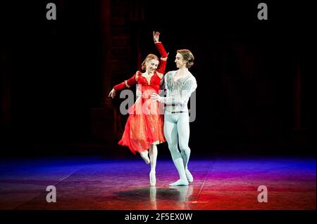Vadim Muntagirov (Romeo) e Daria Klimentova (Juliet) hanno fatto una prova in Romeo e Giulietta del Balletto Nazionale Inglese, nella Royal Albert Hall di Londra Foto Stock