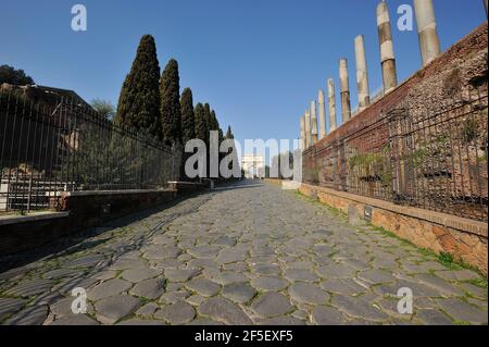 Italia, Roma, foro Romano, via Sacra e tempio di Venere e Roma Foto Stock