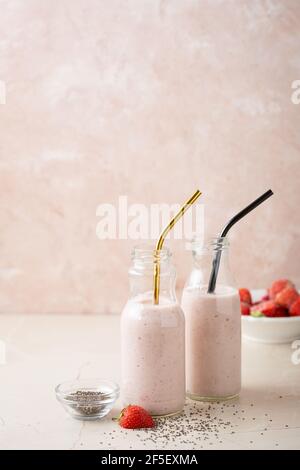 Fragole tremare il latte in bottiglie Foto Stock