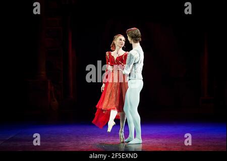Vadim Muntagirov (Romeo) e Daria Klimentova (Juliet) hanno fatto una prova in Romeo e Giulietta del Balletto Nazionale Inglese, nella Royal Albert Hall di Londra Foto Stock