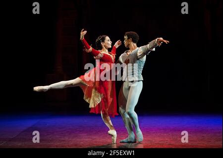 Tamara Rojo (Juliet) e Carlos Acosta (Romeo) hanno provato Romeo e Giulietta del Balletto Nazionale Inglese, nella Royal Albert Hall di Londra Foto Stock