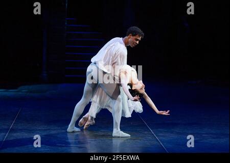 Tamara Rojo (Juliet) e Carlos Acosta (Romeo) hanno provato Romeo e Giulietta del Balletto Nazionale Inglese, nella Royal Albert Hall di Londra Foto Stock