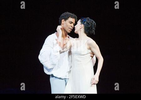 Tamara Rojo (Juliet) e Carlos Acosta (Romeo) hanno provato Romeo e Giulietta del Balletto Nazionale Inglese, nella Royal Albert Hall di Londra Foto Stock