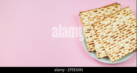 Mazzo su sfondo rosa. Cibo tradizionale ebraico per le vacanze di primavera regilie di Pesach. Buona Pasqua. Spazio di copia, formato banner Foto Stock