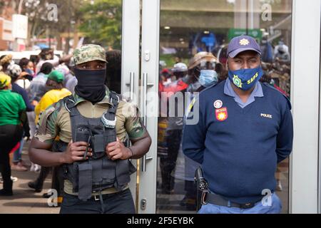 Johannesburg, Sudafrica. 26 Marzo 2021. La polizia e la sicurezza si levano in guardia durante una protesta. I manifestanti si sono riuniti fuori dal Boulders Shopping Centre a Midrand, in Sud Africa, in reazione ad un manager che ha affrontato un uomo vestito con la tradizionale abbigliamento Ndebele e gli ha chiesto di lasciare un negozio Clicks nel centro commerciale. Credit: SOPA Images Limited/Alamy Live News Foto Stock