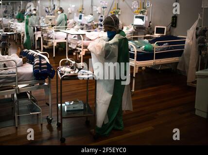 San Paolo, Brasile. 25 Marzo 2021. I pazienti Corona sono trattati in un ospedale da campo con 110 posti letto. Credit: Andre Lucas/dpa/Alamy Live News Foto Stock