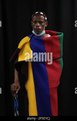 Johannesburg, Sudafrica. 26 Marzo 2021. Un uomo vestito in un abbigliamento tradizionale durante una protesta.i manifestanti si sono riuniti fuori dal Centro commerciale Boulders a Midrand, in Sud Africa in reazione ad un manager che ha confrontato un uomo vestito con il tradizionale abbigliamento Ndebele e gli ha chiesto di lasciare un negozio Clicks nel centro commerciale. Credit: SOPA Images Limited/Alamy Live News Foto Stock