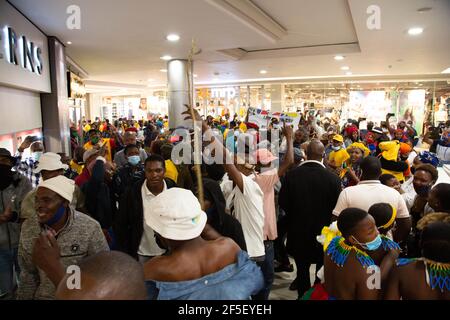 Johannesburg, Sudafrica. 26 Marzo 2021. I manifestanti si riuniscono durante la manifestazione.i manifestanti si sono riuniti fuori dal Centro commerciale Boulders a Midrand, in Sud Africa, in reazione ad un manager che ha affrontato un uomo vestito con un abbigliamento tradizionale Ndebele e gli ha chiesto di lasciare un negozio Clicks nel centro commerciale. Credit: SOPA Images Limited/Alamy Live News Foto Stock