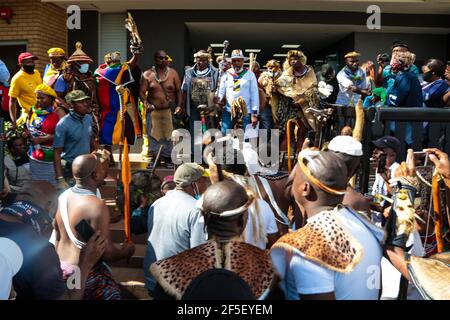 Johannesburg, Sudafrica. 26 Marzo 2021. Uomini vestiti in un abbigliamento tradizionale durante una protesta.i manifestanti si sono riuniti fuori dal Boulders Shopping Centre a Midrand, in Sud Africa in reazione ad un manager che ha confrontato un uomo vestito con il tradizionale abbigliamento Ndebele e gli ha chiesto di lasciare un negozio Clicks nel centro commerciale. Credit: SOPA Images Limited/Alamy Live News Foto Stock