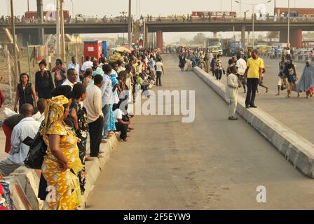 20. Metro Lagos: Pendolari bloccati alla fermata dell'autobus Oshodi, Lagos, Nigeria. Foto Stock