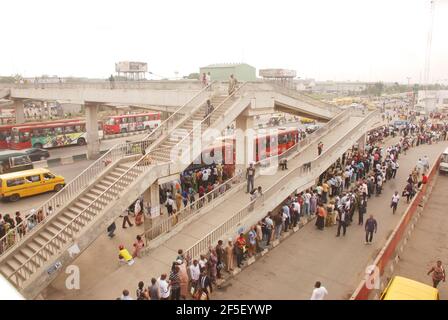 32. Metro Lagos: Pendolari in attesa di Bus Rapid Transit (BRT) al terminal Oshodi, Lagos, Nigeria. Foto Stock