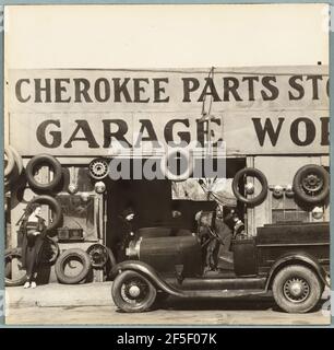 Garage nella periferia sud della città / Garage, Atlanta, Georgia. Walker Evans (cucina americana, 1903 - 1975) Foto Stock