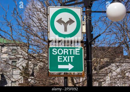 Svolta a sinistra o a destra, uscita bilingue Foto Stock