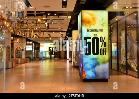 Oxford Street, Londra, Regno Unito. 26 Marzo 2021. I due ex negozi Topshop di Oxford Street a Londra sono in vendita e in via di sdoganamento. Credit: Matthew Chpicle/Alamy Live News Foto Stock