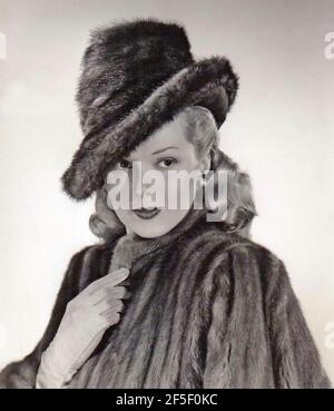 ADELE JERGENS (1917-2002) scenografia americana e attrice cinematografica nel 1945 Foto Stock