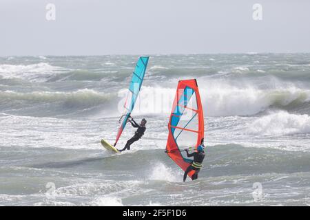 Garrettstown, Cork, Irlanda. 26 Marzo 2021. I windsurfisti approfittano delle condizioni di tempesta a Garrettstown, Co. Cork, Irlanda. - credito; credito: David Creedon/Alamy Live News Foto Stock