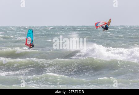 Garrettstown, Cork, Irlanda. 26 Marzo 2021. I windsurfisti approfittano delle condizioni di tempesta a Garrettstown, Co. Cork, Irlanda. - credito; credito: David Creedon/Alamy Live News Foto Stock