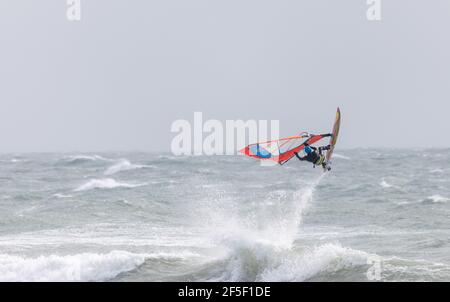 Garrettstown, Cork, Irlanda. 26 Marzo 2021. Un windsurfer che sfrutta le condizioni di tempesta a Garrettstown, Co. Cork, Irlanda. - credito; credito: David Creedon/Alamy Live News Foto Stock