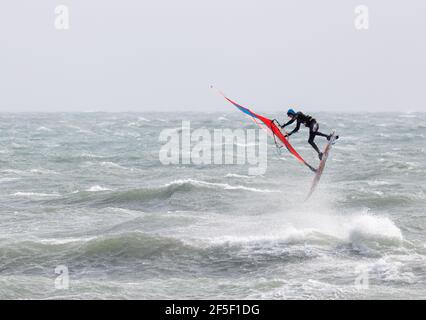 Garrettstown, Cork, Irlanda. 26 Marzo 2021. Un windsurfer che sfrutta le condizioni di tempesta a Garrettstown, Co. Cork, Irlanda. - credito; credito: David Creedon/Alamy Live News Foto Stock