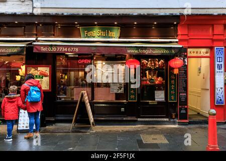 L'esterno del ristorante cinese Feng Shui Inn a Gerrard Street, China Town, Londra, Regno Unito Foto Stock