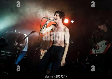 Fat White Family gioca dal vivo sul palco il primo giorno del festival Field Day, Victoria Park - Londra Foto Stock