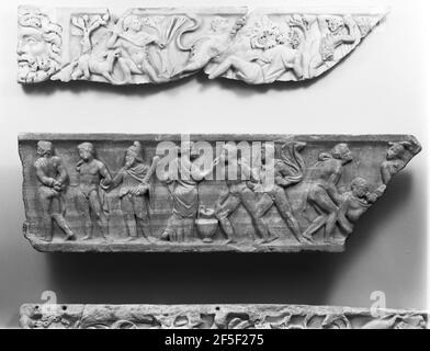 Frammento di un coperchio di sarcofago con Ifigenia in Tauris. Sconosciuto Foto Stock