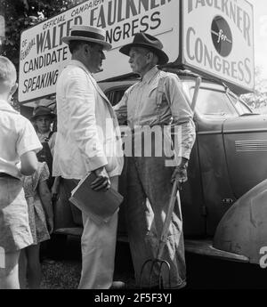 Candidato al congresso (Generale Walter Faulkner) e un agricoltore del Tennessee. Crossville, Tennessee. Giugno 1938. Fotografia di Dorothea Lange. Foto Stock