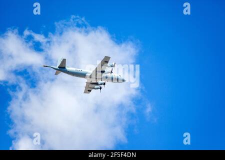 Un aereo Lockheed P-3 Orion della Marina greca, che sorvola Atene durante le celebrazioni per i 200 anni della Guerra d'Indipendenza greca. Foto Stock