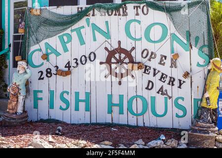 Florida Pine Island Charlotte Harbour Bokeelia Capt'n con's Fish House l'esterno del cartello con la scritta fish shack del ristorante Foto Stock