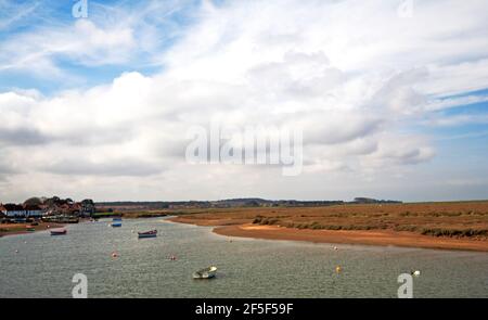 Una vista di un piccolo porto in un'area di straordinaria bellezza naturale sulla costa nord del Norfolk a Burnham Overy Staithe, Norfolk, Inghilterra, Regno Unito. Foto Stock