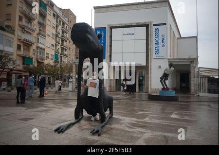 Rafael Macarron indossando una maschera facciale come precauzione contro la diffusione del covid-19 pone ai media sotto una scultura al di fuori del centro di Arte Contemporanea durante l'apertura della mostra. Artista spagnolo Rafael Macarron, mostra la sua prima mostra individuale 'Quince' in un museo spagnolo con quindici opere, di dipinti, disegni e sculture in bronzo di grande formato. Ha partecipato a mostre collettive e individuali in Spagna e in altri paesi. La mostra si terrà dal 26 marzo al 6 giugno 2021. (Foto di Jesus Merida/SOPA Images/Sipa USA) Foto Stock