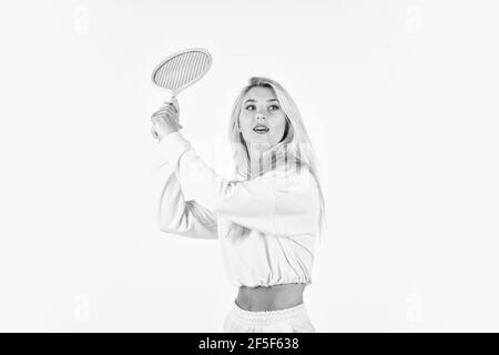 Dedicato al fitness. Tennista femminile isolato su bianco. Ragazza con racchetta da tennis. Gioco attivo sul campo. Attività di squash. Sport e. Foto Stock