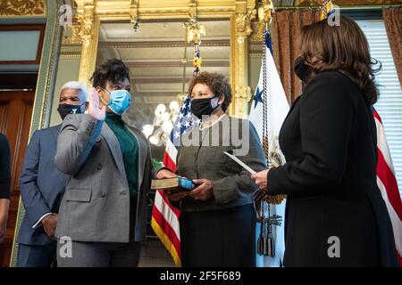 Washington, Stati Uniti. 26 Marzo 2021. Il Direttore dell'Ufficio di Gestione e bilancio (OMB) Shalanda Young è giurato per cerimonie dal Vice Presidente Kamala Harris, durante una cerimonia presso l'Eisenhower Executive Office Building, a Washington, DC, venerdì 26 marzo 2021. Young fu affiancato dai suoi genitori Ronald e Loyce Smith. Foto di Kevin Dietsch/UPI Credit: UPI/Alamy Live News Foto Stock