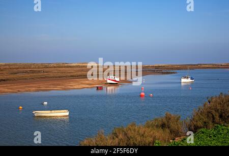 Una vista di Overy Creek con barche su una marea crescente nel Nord Norfolk dal Norfolk Coast Path a Burnham Overy Staithe, Norfolk, Inghilterra, Regno Unito. Foto Stock