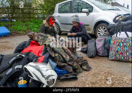 Sipson, Regno Unito. 8 Marzo 2021. Gli agenti dell'Enforcement del National Eviction Team sono arrivati al sito di Grow Heathrow questa mattina e hanno sfratto circa 15 squaters che vi abitano dal 2010. Gli attivisti hanno informato che un funzionario dell'alta Corte non era in loco e che la rete avrebbe violato la direzione pratica del Covid 55C, poiché i residenti anziani e vulnerabili vivevano sul sito. I bailiffs hanno dato ai squadratori nessun preavviso e soltanto due ore affinchè i squadratori rimuovano gli effetti personali. Gli attivisti sono stati lasciati in strada con i loro animali e con nessun luogo per andare. Credito: Maur Foto Stock