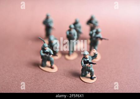 Giocattolo incollato in plastica - gruppo di soldati britannici. Figurine dipinte a mano. Foto Stock