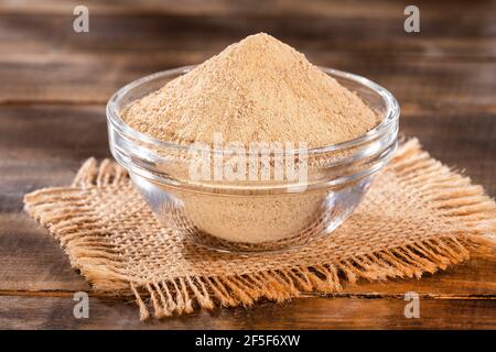 Farina di ceci biologica naturale in ciotola - Cicer arietinum Foto Stock