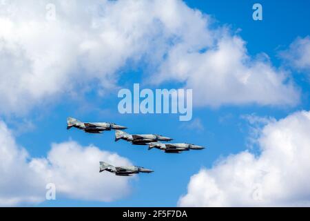 F-4 Phantom II, bombardieri supersonici che volano in formazione sopra Atene, durante la sfilata per i 200 anni della Guerra d'Indipendenza greca Foto Stock