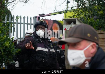 Sipson, Regno Unito. 8 Marzo 2021. Gli agenti dell'Enforcement del National Eviction Team sono arrivati al sito di Grow Heathrow questa mattina e hanno sfratto circa 15 squaters che vi abitano dal 2010. Gli attivisti hanno informato che un funzionario dell'alta Corte non era in loco e che la rete avrebbe violato la direzione pratica del Covid 55C, poiché i residenti anziani e vulnerabili vivevano sul sito. I bailiffs hanno dato ai squadratori nessun preavviso e soltanto due ore affinchè i squadratori rimuovano gli effetti personali. Gli attivisti sono stati lasciati in strada con i loro animali e con nessun luogo per andare. Credito: Maur Foto Stock