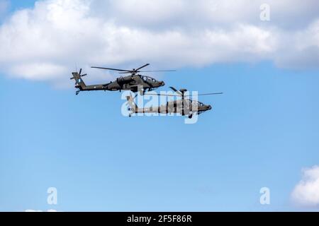 ΑΗ-64 elicotteri Apache che volano in formazione nel cielo di Atene, Grecia, durante la parata militare per i 200 anni della guerra d'indipendenza greca Foto Stock