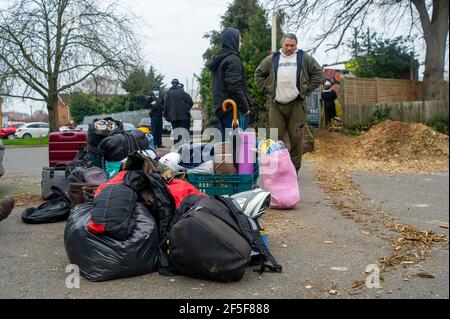 Sipson, Regno Unito. 8 Marzo 2021. Gli agenti dell'Enforcement del National Eviction Team sono arrivati al sito di Grow Heathrow questa mattina e hanno sfratto circa 15 squaters che vi abitano dal 2010. Gli attivisti hanno informato che un funzionario dell'alta Corte non era in loco e che la rete avrebbe violato la direzione pratica del Covid 55C, poiché i residenti anziani e vulnerabili vivevano sul sito. I bailiffs hanno dato ai squadratori nessun preavviso e soltanto due ore affinchè i squadratori rimuovano gli effetti personali. Gli attivisti sono stati lasciati in strada con i loro animali e con nessun luogo per andare. Credito: Maur Foto Stock