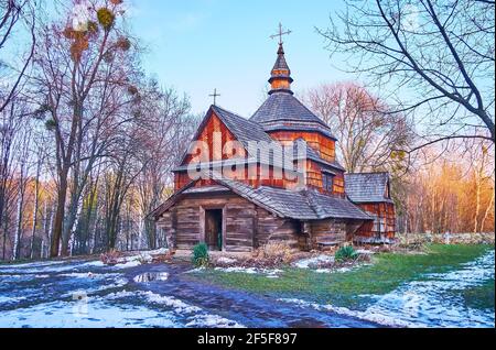 Il cortile innevato bagnato della Chiesa di San Michele della Regione di Podillya, situato a Pyrohiv Skansen, Kiev, Ucraina Foto Stock