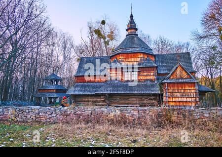 Il Chuch di legno di San Michele con un campanile e tetto, fatto di scale di legno, Podillya Regione architettura, Pyrohiv Skansen, Kyiv, Ucraina Foto Stock