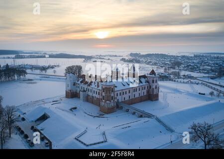 MIR, BIELORUSSIA - 22 gennaio 2021: Castello medievale a Mir, Bielorussia. Patrimonio dell'umanità dell'UNESCO. Scena invernale con neve. Foto Stock