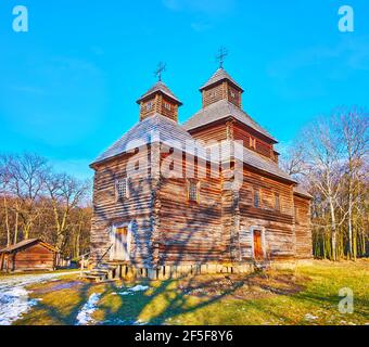 La facciata di legno storico Chiesa della Resurrezione, Polissya regione architettura, Pyrohiv Skansen, Kiev, Ucraina Foto Stock