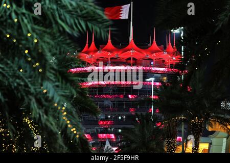 Sakhir, Bahrein. 26 Marzo 2021. Atmosfera da paddock - edificio illuminato. Gran Premio del Bahrain, venerdì 26 marzo 2021. Sakhir, Bahrein. Credit: James Moy/Alamy Live News Foto Stock