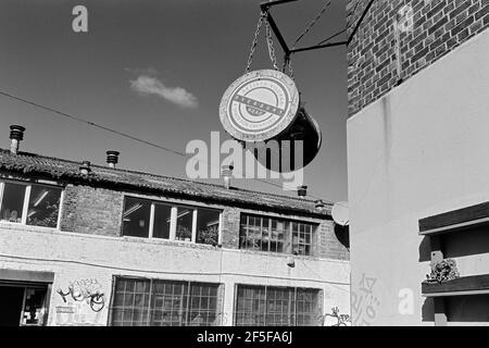 Edifici di magazzino convertiti su Overbury Road nel Distretto di Harringay Warehouse, Londra del Nord, Regno Unito Foto Stock