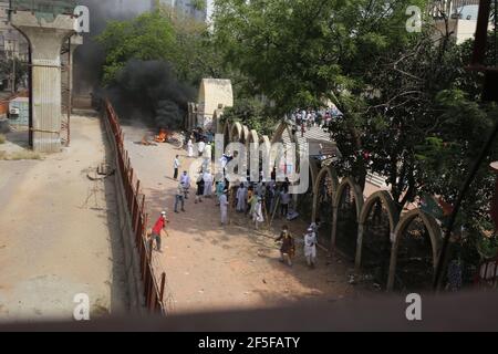 Dhaka, Bangladesh. 26 Marzo 2021. Gli attivisti dei gruppi islamisti si scontrano con la polizia mentre protestano contro la visita del primo ministro indiano Narendra modi a Dhaka il 26 marzo 2021. Credit: Md. Rakibul Hasan/ZUMA Wire/Alamy Live News Foto Stock