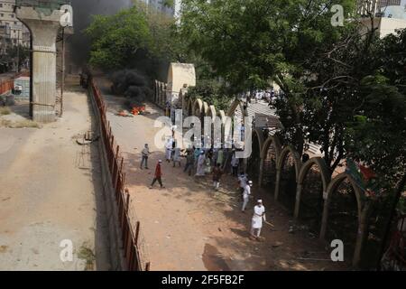 Dhaka, Bangladesh. 26 Marzo 2021. Gli attivisti dei gruppi islamisti si scontrano con la polizia mentre protestano contro la visita del primo ministro indiano Narendra modi a Dhaka il 26 marzo 2021. Credit: Md. Rakibul Hasan/ZUMA Wire/Alamy Live News Foto Stock