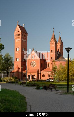 Minsk, Bielorussia - 13 maggio 2019. Chiesa dei Santi Simone ed Elena . Chiesa rossa in Piazza Indipendenza a Minsk. Foto Stock